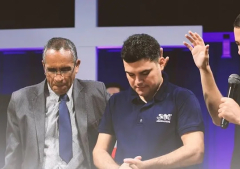 Refugiado iraní planta la primera iglesia de lengua persa en Brasil y se convierte en pastor bautista