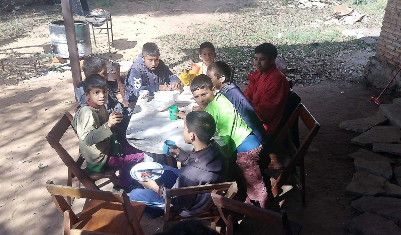 Nueva obra social de la Iglesia brinda alimento y fe a niños en Paraguay