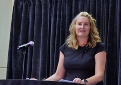 Mary DeMuth inaugura convención de prensa evangélica e inspira a escritores a abrazar su llamado a través del dolor y la perseverancia