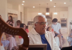 Danny Berrios lanza emotivo homenaje musical a las madres