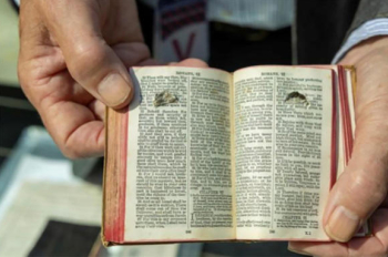 Fuerza de Defensa Australiana lanza nueva edición de la Biblia 20 años después de la versión anterior