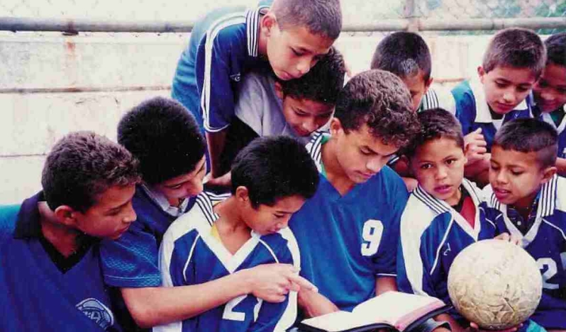 De sicarios a discípulos: cómo un misionero cambió vidas en Medellín con el Evangelio