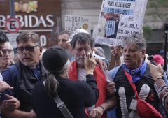 Reprimen a referentes de fe durante acto solidario por jubilados en Buenos Aires
