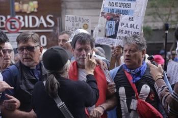 Represión a referentes de fe durante acto solidario por jubilados en Buenos Aires