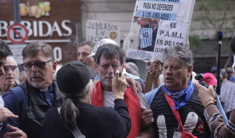 Reprimen a referentes de fe durante acto solidario por jubilados en Buenos Aires