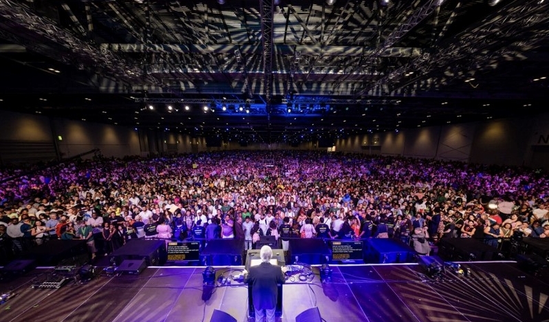 Franklin Graham predica en Londres mientras miles son devueltos de un acto de evangelismo repleto de personas