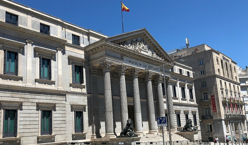 España avanza ley que penaliza con cárcel “terapias de conversión”, incluso en contextos religiosos