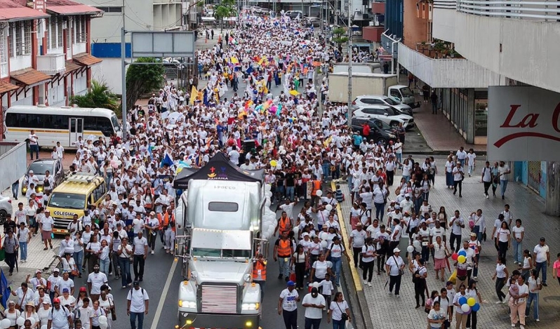 Fe, cantos y pancartas blancas: así se vivió la “Mega Celebración Familia: Diseño de Dios” en Panamá