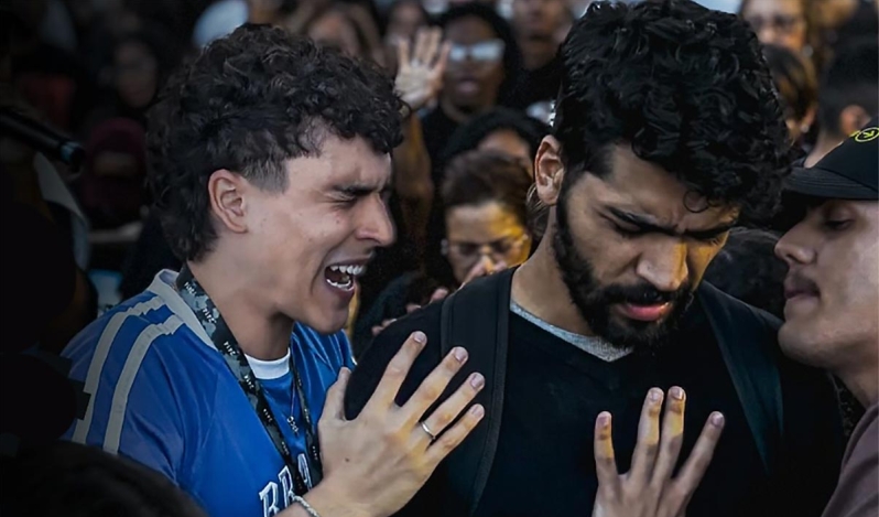 Copacabana se convierte en altar de adoración durante jornada evangelística juvenil