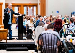 Lee Strobel anima a compartir el Evangelio con amor y sencillez