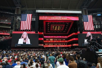 Despiden a Charlie Kirk como ‘mártir de la fe’ en un evento marcado por el perdón y mensajes evangelísticos