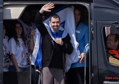 Hamás libera a los últimos rehenes mientras Trump visita Israel para respaldar plan de alto al fuego