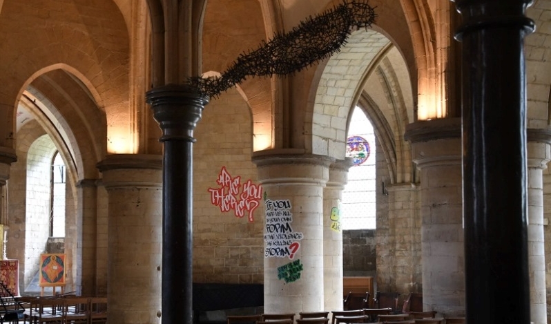 Grafiti en la Catedral de Canterbury genera críticas de J.D. Vance, Elon Musk y líderes eclesiásticos del Reino Unido