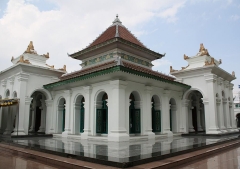 Cientos de musulmanes protestan contra la construcción de una iglesia en Indonesia