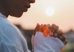 Confiar en la presencia de Dios en medio de extraños