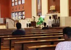 Iglesias cristianas y católicas en Guayaquil enfrentan balaceras, extorsiones y cierre temprano de templos