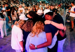 Miles de universitarios responden al evangelio en evento UniteUs en Cincinnati