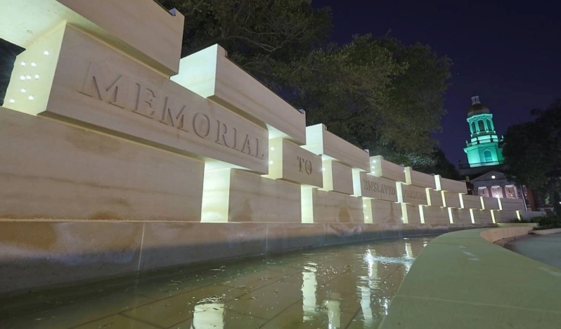 'Una gran nube de testigos': Baylor dedica monumento para honrar a personas esclavizadas que construyeron la universidad