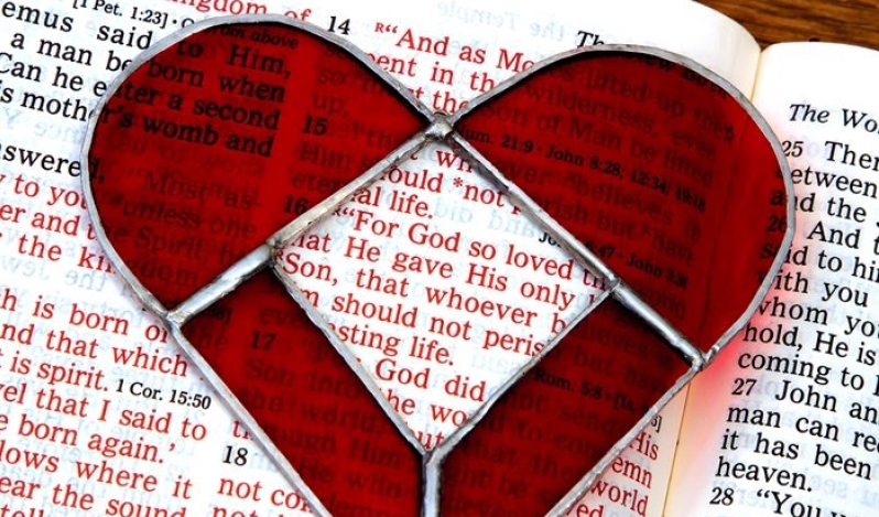 Pastor es advertido de que exhibir el versículo bíblico Juan 3:16 podría violar ley de 