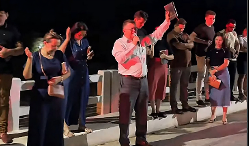 Iglesia realiza vigilia de oración en un puente famoso por la cantidad de suicidios