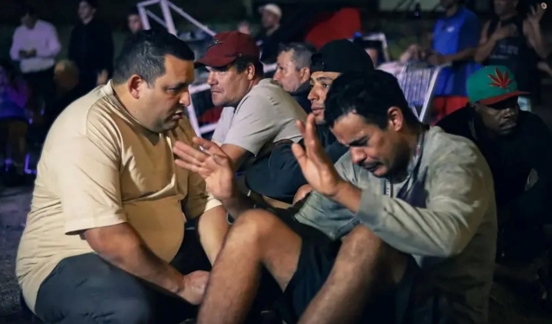 Más de 250 personas sin hogar aceptan a Cristo en cultos bajo los puentes en Brasil