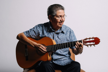 Manuel Bonilla emociona con “Como el águila real”, un bolero de fe y gratitud