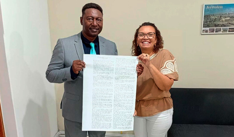 Brasil: Transcriben a mano toda la Biblia y presentan un ejemplar gigante