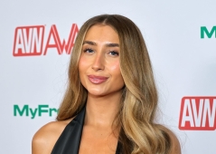 Actriz porno responde a quienes cuestionan su fe pero asegura que no dejará la pornografía