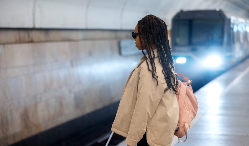 Brechas de acceso impiden que personas ciegas usen trenes en el Reino Unido