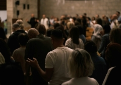 Mayoría de estadounidenses cree en Dios pero pocos asisten a la iglesia, según estudio