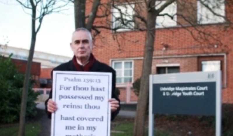 Predicador británico multado por exhibir versículo bíblico desafía las zonas de exclusión de clínicas de aborto