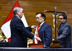 Perú: José María Balcázar asume presidencia en medio de cuestionamientos y llamado a la vigilancia ciudadana