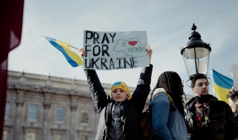 Sociedad Bíblica Ucraniana distribuye millones de Biblias para sanar traumas de guerra, especialmente en niños