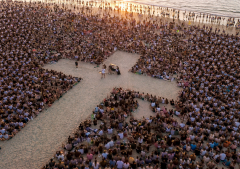 Miles de personas se reúnen al amanecer en una playa de Brasil para adorar a Dios