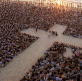 Miles de personas se reúnen al amanecer en una playa de Brasil para adorar a Dios