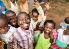 Kenia planea fondo de 15 millones para trasladar niños de orfanatos a entornos familiares