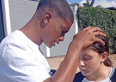 Futbolista brasileño João Jacaré ora por una niña y el gesto se vuelve viral