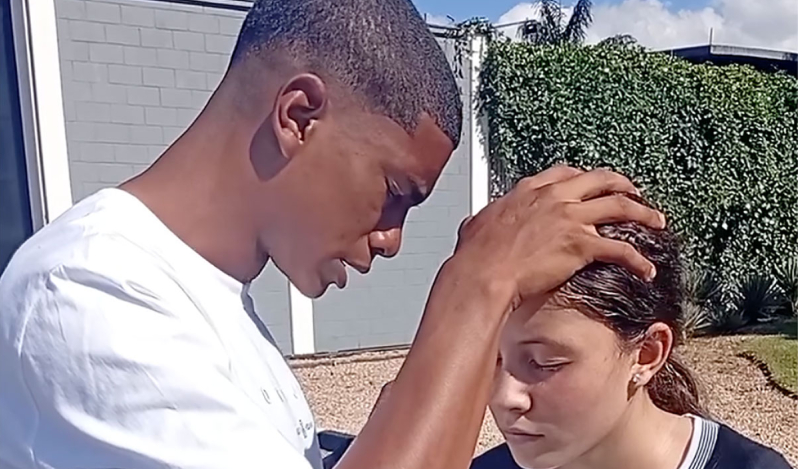 Futbolista brasileño João Jacaré ora por una niña y el gesto se vuelve viral