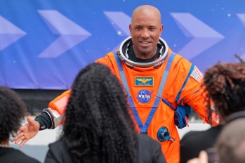 Piloto de la nave cita la Biblia antes de entrar en el silencio lunar de la misión Artemis 2