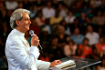 Ministerio de Benny Hinn enfrenta embargo de activos por deudas financieras acumuladas
