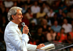 Ministerio de Benny Hinn enfrenta embargo de activos por deudas financieras acumuladas