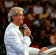 Ministerio de Benny Hinn enfrenta embargo de activos por deudas financieras acumuladas
