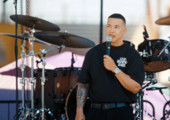 Daddy Yankee lleva esperanza y el mensaje de salvación a reclusos en una prisión de Luisiana