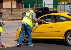 Iglesia de Kansas regala 4.000 dólares en tarjetas de gasolina a conductores