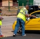 Iglesia de Kansas regala 4.000 dólares en tarjetas de gasolina a conductores