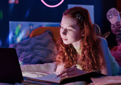Niñas escritoras irrumpen en la cultura y buscan cambiar el destino digital de una generación