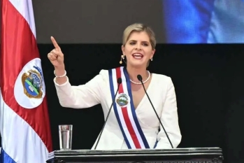 Laura Fernández asume la presidencia de Costa Rica con un pacto ante Dios