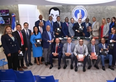 Legisladores dominicanos recibieron Biblias personalizadas en iniciativa impulsada por líderes evangélicos