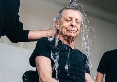 César Bono se bautiza a los 75 años en una congregación cristiana de México