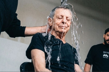 César Bono se bautiza a los 75 años en una congregación cristiana de México